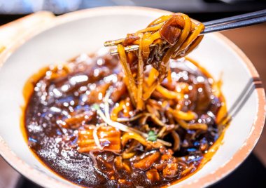 Jajangmyeon, jjajangmyeon, kızarmış soslu erişte, kore siyah fasulye ezmesi sos ile lezzetli kore geleneksel erişte mutfağı, yakın çekim, kopya alanı