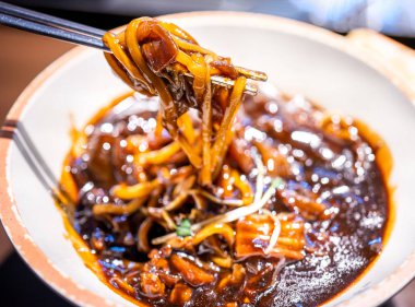 Jajangmyeon, jjajangmyeon, kızarmış soslu erişte, kore siyah fasulye ezmesi sos ile lezzetli kore geleneksel erişte mutfağı, yakın çekim, kopya alanı