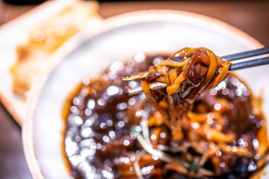 Jajangmyeon, jjajangmyeon, kızarmış soslu erişte, kore siyah fasulye ezmesi sos ile lezzetli kore geleneksel erişte mutfağı, yakın çekim, kopya alanı