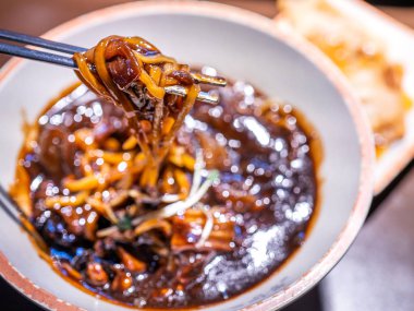 Jajangmyeon, jjajangmyeon, kızarmış soslu erişte, kore siyah fasulye ezmesi sos ile lezzetli kore geleneksel erişte mutfağı, yakın çekim, kopya alanı