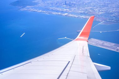 Bussiness ve seyahat konsepti. Güneş ışığı ile güzel mavi gökyüzü ve bulut ile uçak kabin içinde pencereden havadan görünümü, kopya alanı, üst görünüm