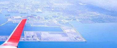 Bussiness ve seyahat konsepti. Güneş ışığı ile güzel mavi gökyüzü ve bulut ile uçak kabin içinde pencereden havadan görünümü, kopya alanı, üst görünüm