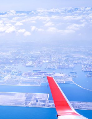 Bussiness ve seyahat konsepti. Güneş ışığı ile güzel mavi gökyüzü ve bulut ile uçak kabin içinde pencereden havadan görünümü, kopya alanı, üst görünüm