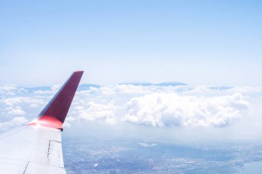 Bussiness ve seyahat konsepti. Güneş ışığı ile güzel mavi gökyüzü ve bulut ile uçak kabin içinde pencereden havadan görünümü, kopya alanı, üst görünüm