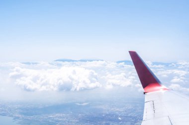 Bussiness ve seyahat konsepti. Güneş ışığı ile güzel mavi gökyüzü ve bulut ile uçak kabin içinde pencereden havadan görünümü, kopya alanı, üst görünüm