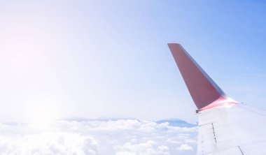 Bussiness ve seyahat konsepti. Güneş ışığı ile güzel mavi gökyüzü ve bulut ile uçak kabin içinde pencereden havadan görünümü, kopya alanı, üst görünüm