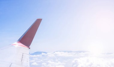 Bussiness ve seyahat konsepti. Güneş ışığı ile güzel mavi gökyüzü ve bulut ile uçak kabin içinde pencereden havadan görünümü, kopya alanı, üst görünüm