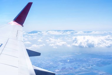 Bussiness ve seyahat konsepti. Güneş ışığı ile güzel mavi gökyüzü ve bulut ile uçak kabin içinde pencereden havadan görünümü, kopya alanı, üst görünüm
