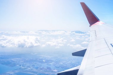 Bussiness ve seyahat konsepti. Güneş ışığı ile güzel mavi gökyüzü ve bulut ile uçak kabin içinde pencereden havadan görünümü, kopya alanı, üst görünüm