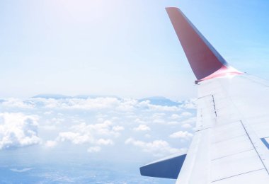 Bussiness ve seyahat konsepti. Güneş ışığı ile güzel mavi gökyüzü ve bulut ile uçak kabin içinde pencereden havadan görünümü, kopya alanı, üst görünüm