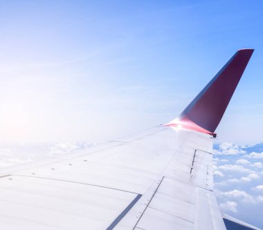 Bussiness ve seyahat konsepti. Güneş ışığı ile güzel mavi gökyüzü ve bulut ile uçak kabin içinde pencereden havadan görünümü, kopya alanı, üst görünüm