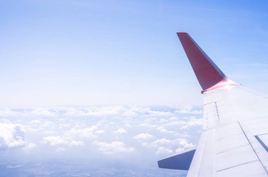 Bussiness ve seyahat konsepti. Güneş ışığı ile güzel mavi gökyüzü ve bulut ile uçak kabin içinde pencereden havadan görünümü, kopya alanı, üst görünüm