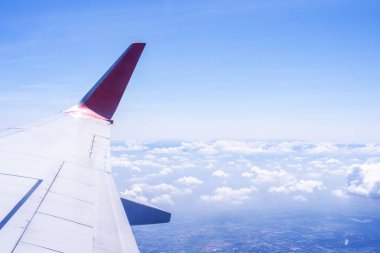 Bussiness ve seyahat konsepti. Güneş ışığı ile güzel mavi gökyüzü ve bulut ile uçak kabin içinde pencereden havadan görünümü, kopya alanı, üst görünüm