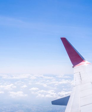 Bussiness ve seyahat konsepti. Güneş ışığı ile güzel mavi gökyüzü ve bulut ile uçak kabin içinde pencereden havadan görünümü, kopya alanı, üst görünüm