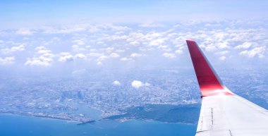 Bussiness ve seyahat konsepti. Güneş ışığı ile güzel mavi gökyüzü ve bulut ile uçak kabin içinde pencereden havadan görünümü, kopya alanı, üst görünüm