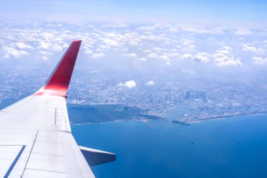 Bussiness ve seyahat konsepti. Güneş ışığı ile güzel mavi gökyüzü ve bulut ile uçak kabin içinde pencereden havadan görünümü, kopya alanı, üst görünüm