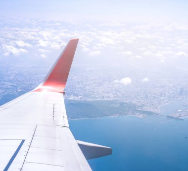 Bussiness ve seyahat konsepti. Güneş ışığı ile güzel mavi gökyüzü ve bulut ile uçak kabin içinde pencereden havadan görünümü, kopya alanı, üst görünüm