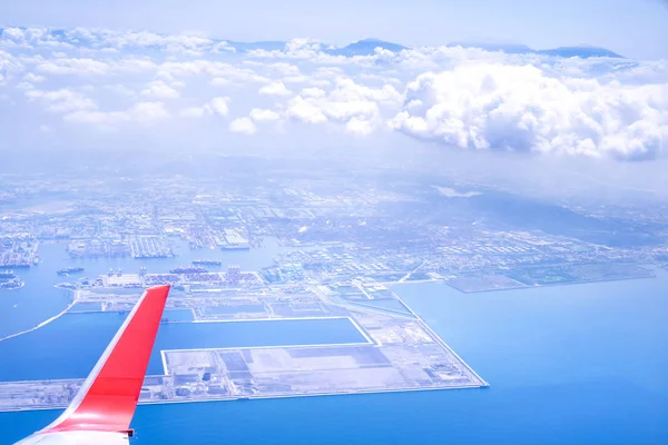 Беспечность и концепция путешествий. Вид с воздуха через окно внутри салона самолета с красивым голубым небом и облаком с солнечным светом, копировальное пространство, вид сверху — стоковое фото