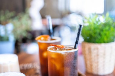 Arkadaşlarınızla kahve zamanı, kahvehanede içki fincanları, parti konsepti, kafede birlikte mutlu takılma, yaşam tarzı, fotokopi alanı, üst görünüm, yakın çekim