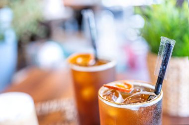 Arkadaşlarınızla kahve zamanı, kahvehanede içki fincanları, parti konsepti, kafede birlikte mutlu takılma, yaşam tarzı, fotokopi alanı, üst görünüm, yakın çekim