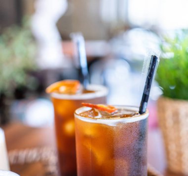 Arkadaşlarınızla kahve zamanı, kahvehanede içki fincanları, parti konsepti, kafede birlikte mutlu takılma, yaşam tarzı, fotokopi alanı, üst görünüm, yakın çekim