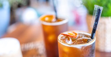 Arkadaşlarınızla kahve zamanı, kahvehanede içki fincanları, parti konsepti, kafede birlikte mutlu takılma, yaşam tarzı, fotokopi alanı, üst görünüm, yakın çekim