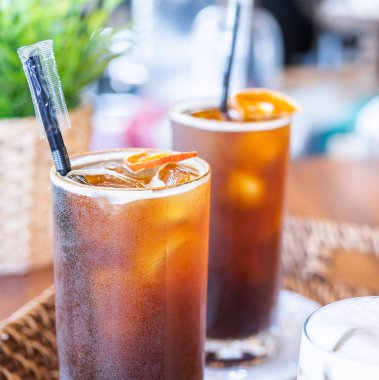 Arkadaşlarınızla kahve zamanı, kahvehanede içki fincanları, parti konsepti, kafede birlikte mutlu takılma, yaşam tarzı, fotokopi alanı, üst görünüm, yakın çekim