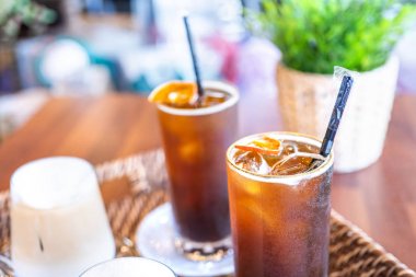 Arkadaşlarınızla kahve zamanı, kahvehanede içki fincanları, parti konsepti, kafede birlikte mutlu takılma, yaşam tarzı, fotokopi alanı, üst görünüm, yakın çekim