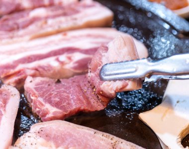 Kore restoranında tavada siyah domuz yemeği, marul ile demir tabakta taze lezzetli Kore yemekleri mutfağı, yakın çekim, kopya alanı, yaşam tarzı