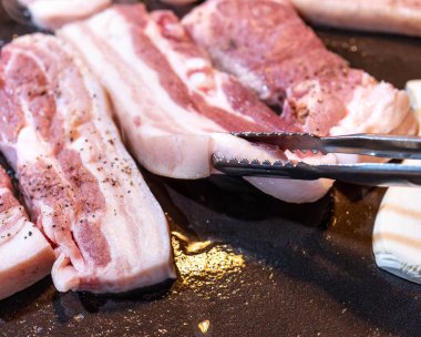 Kore restoranında tavada siyah domuz yemeği, marul ile demir tabakta taze lezzetli Kore yemekleri mutfağı, yakın çekim, kopya alanı, yaşam tarzı