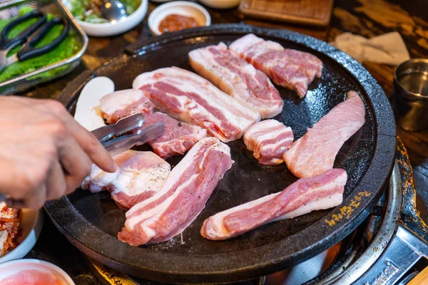 Repas de porc noir poêlé au restaurant coréen, délicieuse cuisine coréenne fraîche sur plaque de fer avec laitue, gros plan, espace de copie, style de vie — Photo