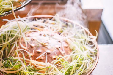Seul Güney Kore restoranda Sığır barbekü bulgogi, dilimlenmiş ızgara ile bakır tavada yaşam tarzı taze Kore gıda mutfağı, yakın çekim, kopya alanı