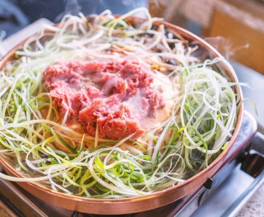 Seul Güney Kore restoranda Sığır barbekü bulgogi, dilimlenmiş ızgara ile bakır tavada yaşam tarzı taze Kore gıda mutfağı, yakın çekim, kopya alanı