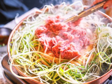 Seul Güney Kore restoranda Sığır barbekü bulgogi, dilimlenmiş ızgara ile bakır tavada yaşam tarzı taze Kore gıda mutfağı, yakın çekim, kopya alanı