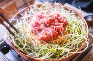 Seul Güney Kore restoranda Sığır barbekü bulgogi, dilimlenmiş ızgara ile bakır tavada yaşam tarzı taze Kore gıda mutfağı, yakın çekim, kopya alanı