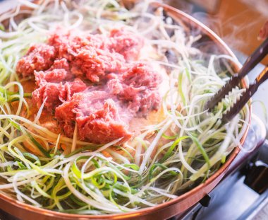 Seul Güney Kore restoranda Sığır barbekü bulgogi, dilimlenmiş ızgara ile bakır tavada yaşam tarzı taze Kore gıda mutfağı, yakın çekim, kopya alanı