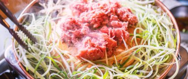 Seul Güney Kore restoranda Sığır barbekü bulgogi, dilimlenmiş ızgara ile bakır tavada yaşam tarzı taze Kore gıda mutfağı, yakın çekim, kopya alanı