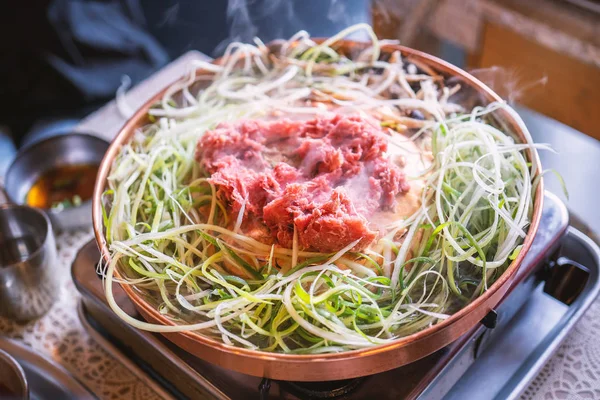 Nötkött grill Bulgogi i Sydkorea restaurang i Seoul, livsstil färska koreanska maträtter på koppar Pan med skivad grill, närbild, kopiera utrymme — Stockfoto