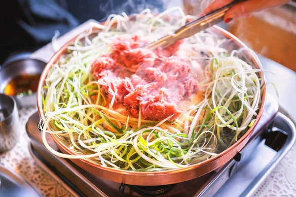 Barbecue de boeuf bulgogi dans le restaurant de Corée du Sud à Séoul, cuisine coréenne fraîche style de vie sur poêle en cuivre avec grille tranchée, gros plan, espace de copie — Photo