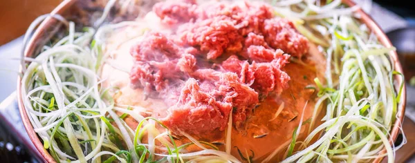 Seul Güney Kore restoranda Sığır barbekü bulgogi, dilimlenmiş ızgara ile bakır tavada yaşam tarzı taze Kore gıda mutfağı, yakın çekim, kopya alanı — Stok fotoğraf