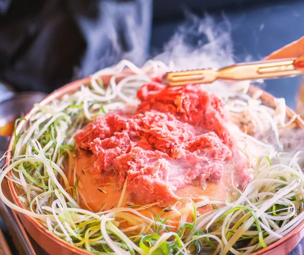 Barbecue de boeuf bulgogi dans le restaurant de Corée du Sud à Séoul, cuisine coréenne fraîche style de vie sur poêle en cuivre avec grille tranchée, gros plan, espace de copie — Photo