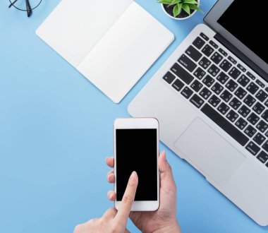 Çok az mavi masalı akıllı telefonu olan bir kadın, online alışveriş konsepti, internet ödemesi, e-ticaret, fotokopi alanı, daire yatağı, üst görünüm, modelleme