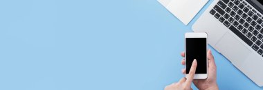 Çok az mavi masalı akıllı telefonu olan bir kadın, online alışveriş konsepti, internet ödemesi, e-ticaret, fotokopi alanı, daire yatağı, üst görünüm, modelleme