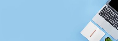 Kız açık beyaz kitap veya dizüstü bilgisayar ve aksesuarları ile minimal temiz açık mavi masa üzerinde muhasebe yazmak, kopya alanı, düz yatıyordu, üst görünüm, mock up