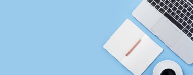 Kız açık beyaz kitap veya dizüstü bilgisayar ve aksesuarları ile minimal temiz açık mavi masa üzerinde muhasebe yazmak, kopya alanı, düz yatıyordu, üst görünüm, mock up