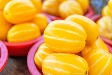 Gelenek pazarında öğleden sonra kırmızı plastik sepet lezzetli Koreli şerit sarı kavun meyve gıda, Seul, Güney Kore, hasat kavramı, yakın yukarı.