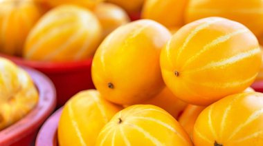 Gelenek pazarında öğleden sonra kırmızı plastik sepet lezzetli Koreli şerit sarı kavun meyve gıda, Seul, Güney Kore, hasat kavramı, yakın yukarı.