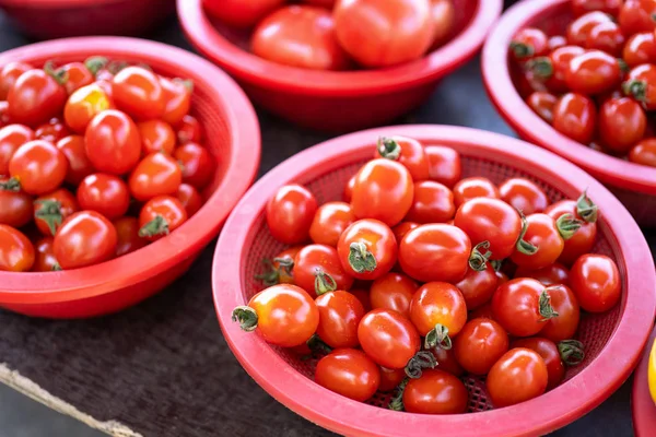 Delicious fresh tomatoes fruit vegetable food in red plastic basket at tradition market afternoon, Seoul, South Korea, harvest concept, close up. — Stock Photo, Image