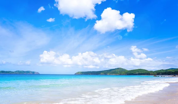 Прекрасний дивовижний піщаний пляж з золотими кольорами з м'якими хвилями, ізольований сонячно-блакитним небом. Концепція тропічного спокійного туризму ідея, копіювання простору, крупним планом — стокове фото