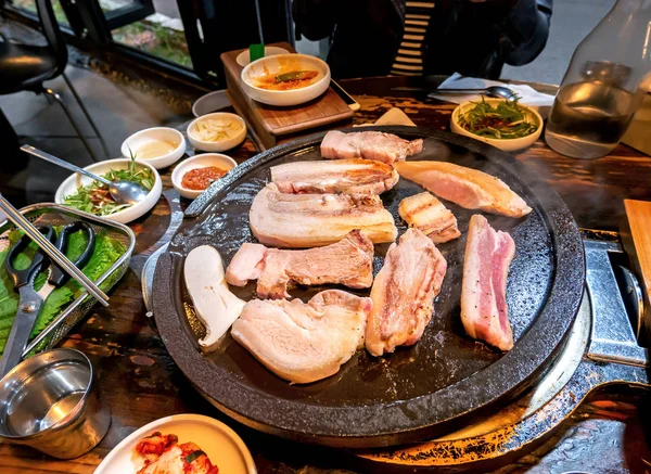 Pan frito cocido comida de cerdo negro en Corea restaurante, cocina de comida coreana deliciosa fresca en plato de hierro con lechuga, primer plano, espacio para copiar, estilo de vida —  Fotos de Stock